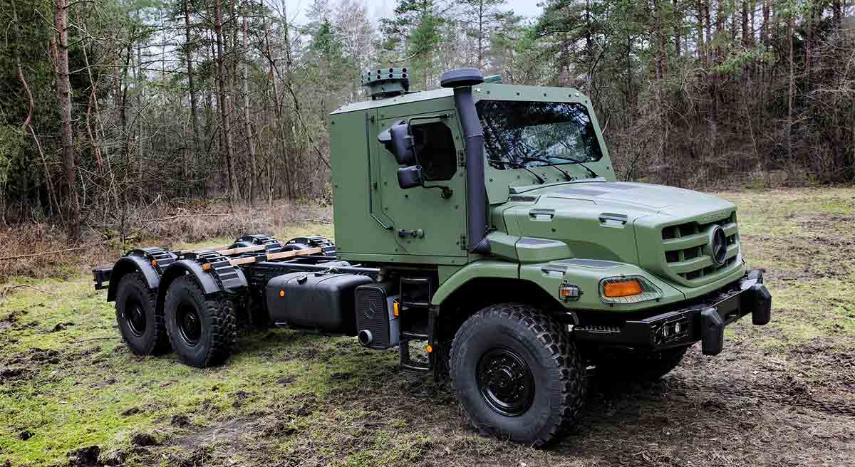 Mercedes-Benz Special Trucks는 공장에서 Zetros 트럭에 방탄 운전실을 장착합니다. 사진: 보도 자료