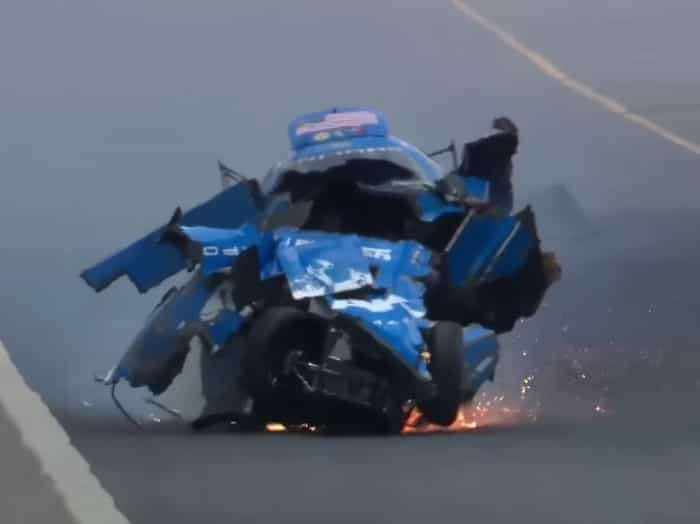 Pilota ricoverato dopo che il motore dell'auto esplode durante una gara di drag (YouTube / @dragillustrated)