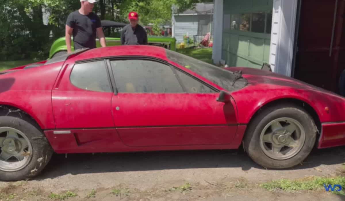 Equipe restaura Ferrari rara abandonada em celeiro por décadas