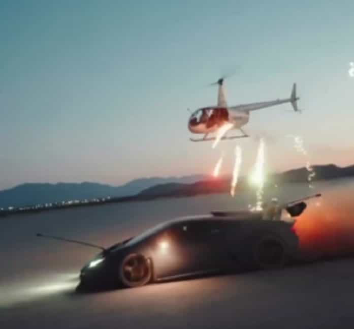 En YouTuber står over for anklager for en video, hvor fyrværkeri affyres fra en helikopter mod en Lamborghini (Instagram / @1886forgedwheels)