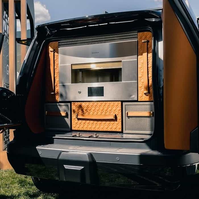 Lexus aggiorna il GX in collaborazione con Monogram e crea SUV di lusso con forno e bar (Instagram / @lexususa - @monogramappliances)