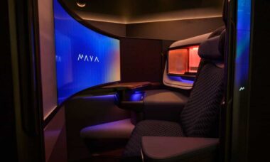 Novo assento de classe executiva revoluciona entretenimento aéreo com tela curva de 45 polegadas