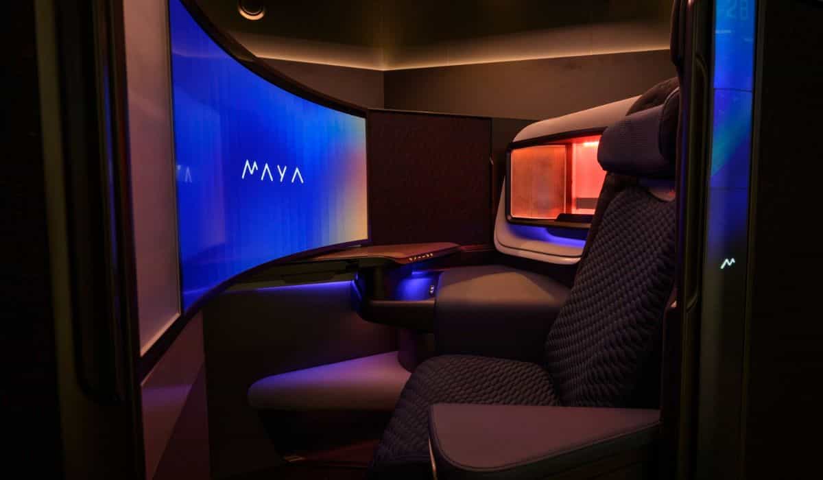 新しいビジネスクラスシートが45インチの曲面ディスプレイで航空エンターテイメントを革新します