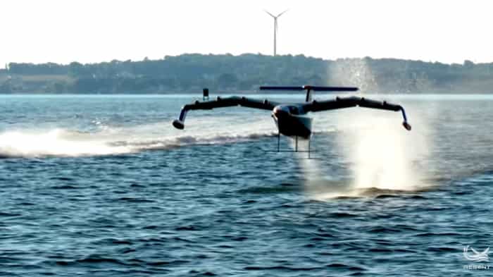 電動シーグライダー、未来の「飛ぶ船」は水上輸送を革新するかもしれません。 (YouTube / @regentcraft)