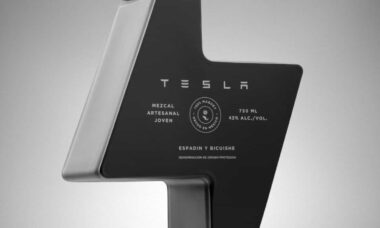 Tesla lança o Mezcal: destilado único com garrafa em formato de raio