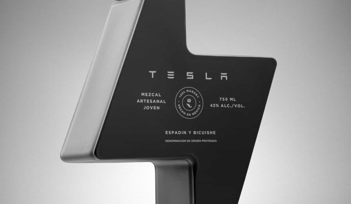 Tesla lança o Mezcal: destilado único com garrafa em formato de raio