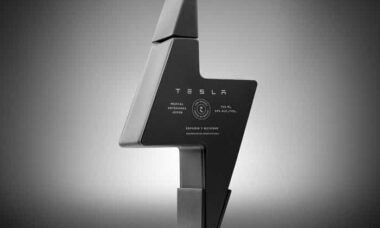 Tesla lança o Mezcal: destilado único com garrafa em formato de raio (Instagram / @teslamotors)