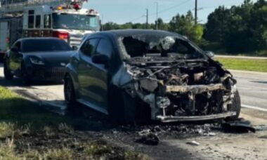 Vídeo exibe momento em que um Toyota GR Corolla pega fogo e é destruído em minutos