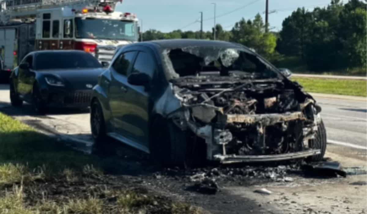 Video toont het moment waarop een Toyota GR Corolla in brand vliegt en binnen enkele minuten wordt vernietigd