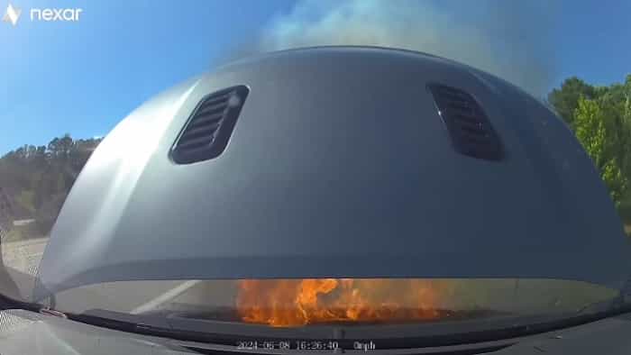 Video viser øjeblikket hvor en Toyota GR Corolla bryder i brand og ødelægges på få minutter (YouTube / @wolf-eat-tiger)