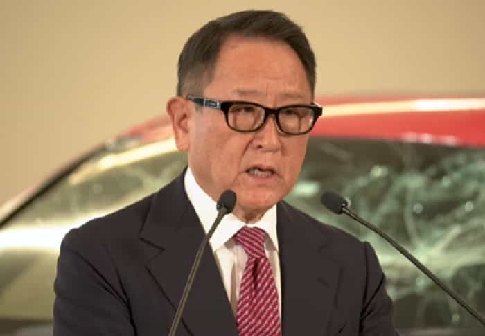Toyotas ordförande undkommer oskadd från en olycka med GR Yaris under rallytävling (YouTube / @toyotatimesglobal6935)