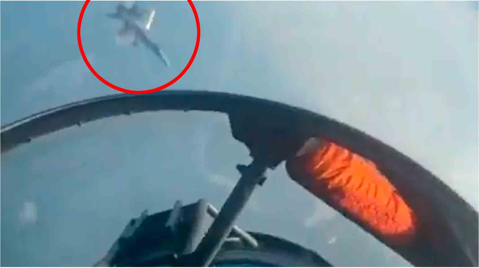 Video: EF-18A Hornet realiza maniobra peligrosa y aleja al Su-30SM ruso. Foto y video: Twitter @BabakTaghvaee1