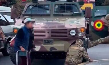 Vídeo: Blindado RPC Tiger de fabricação chinesa vira piada durante tentativa de golpe boliviano. Foto: Twitter @SA_Defensa