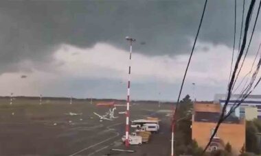 Vídeo Inacreditável: Tornado devasta aeroporto russo e lança aeronaves pelo ar. Sputnik Insternacional t.me/SputnikInt