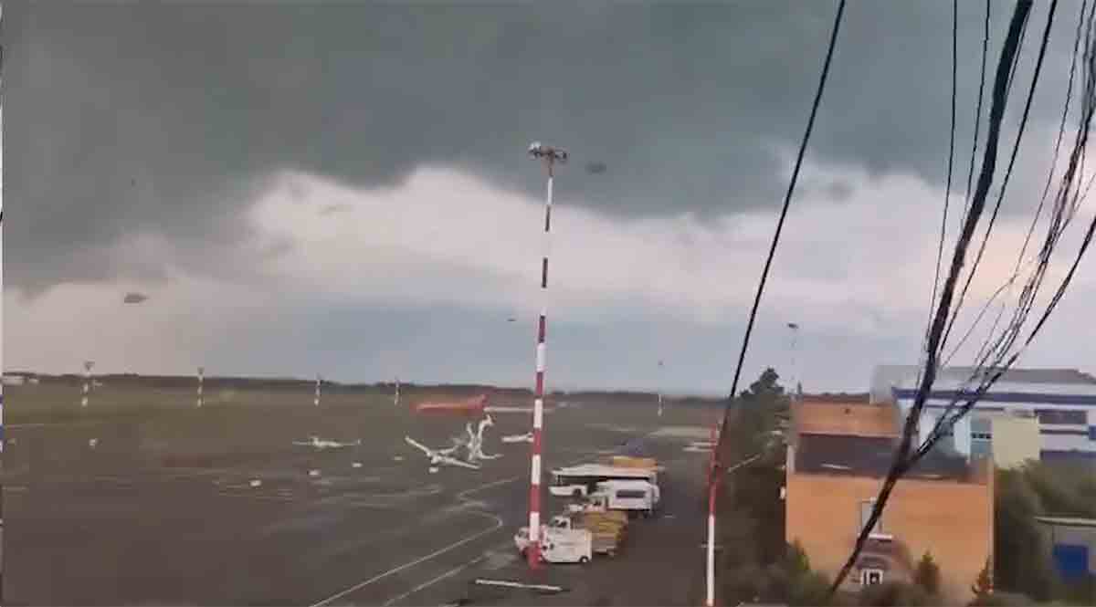 Utrolig Video: Tornado ødelægger russisk lufthavn og slynger fly op i luften. Sputnik International t.me/SputnikInt