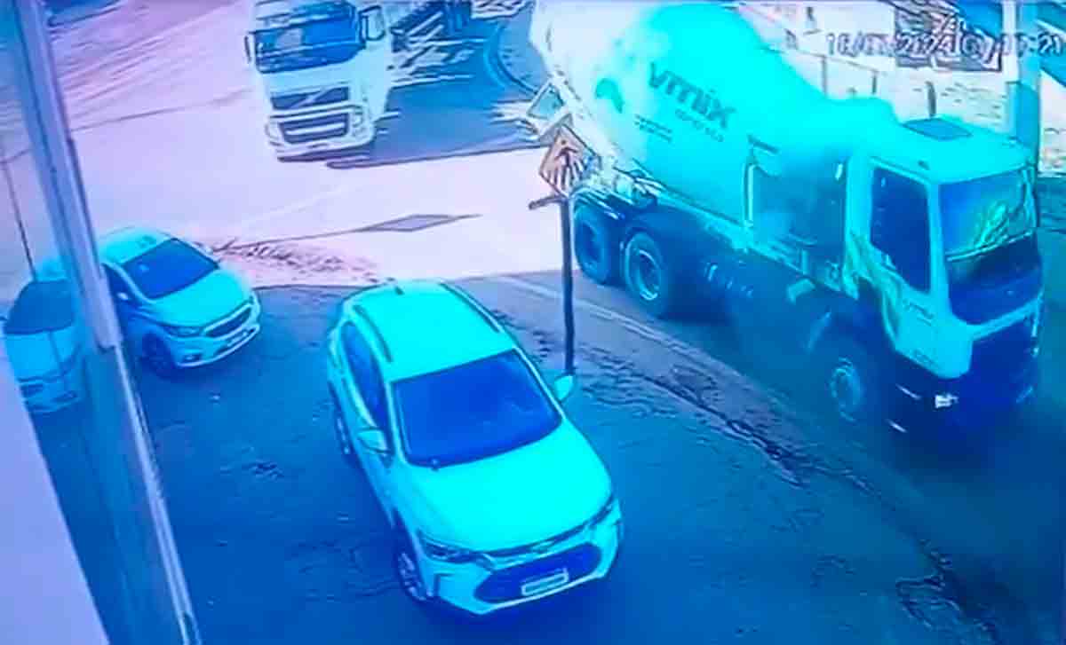 Road Rage Incident: Cement Mixer Driver Crushes Trucker in Shocking Video. Photos and video: Reproduction X @portaldoholanda