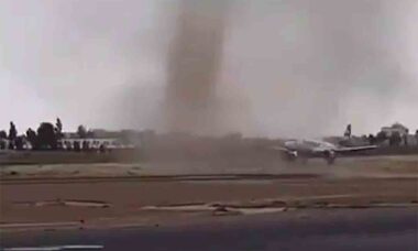 Avião da Flyadeal arremete no último momento no aeroporto de Abha devido a redemoinho de poeira. Twitter @AviationWG