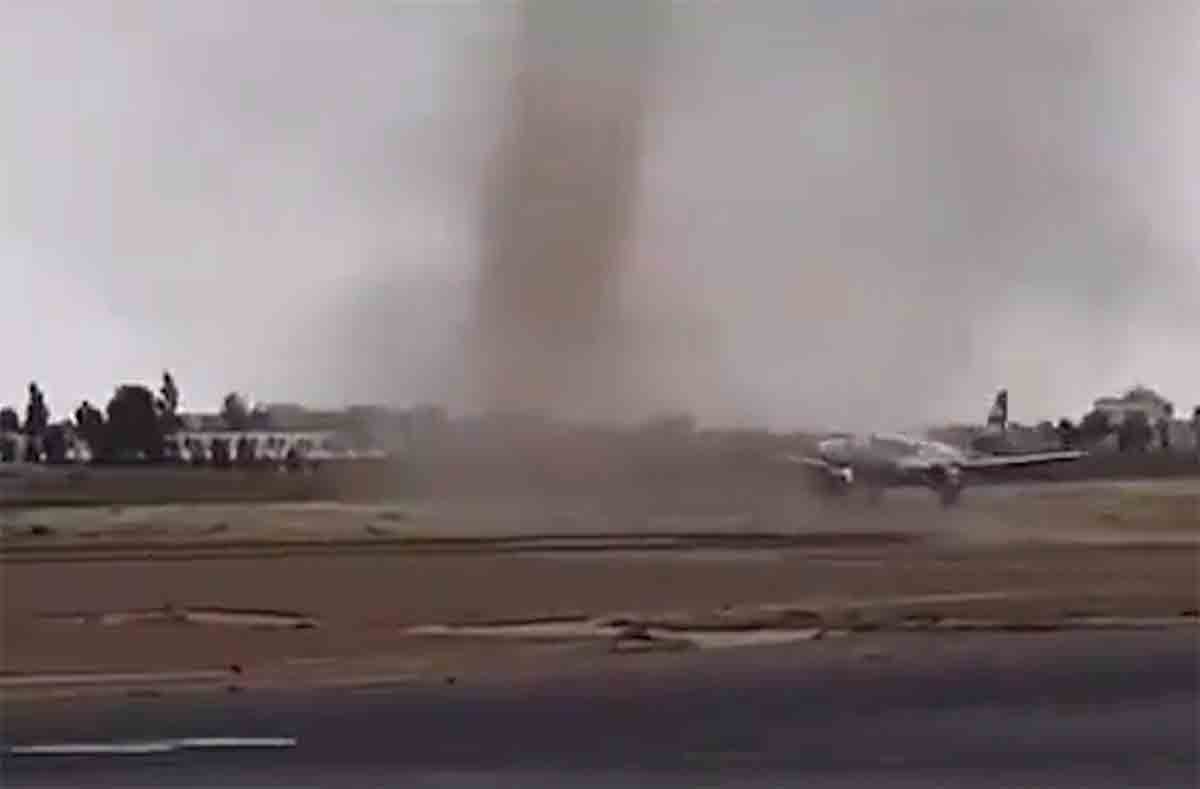 Aereo Flyadeal esegue un mancato atterraggio all'ultimo momento all'aeroporto di Abha a causa di un diavolo di polvere. Twitter @AviationWG