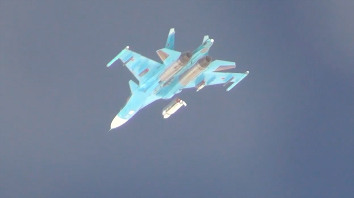 Rússia divulga vídeo inédito da instalação e lançamento de bomba aérea FAB-3000 com kit de orientação UMPK. Fonte e imagens: Ministério da Defesa da Rússia