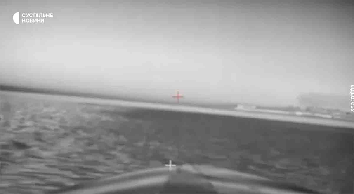 Drones raken Russische kustwachtbasis op bezet Krim. Foto en video: Telegram t.me/suspilnenews