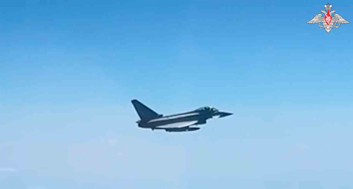 Video zeigt russischen Jet Sukhoi Su-27, der RAF-Aufklärungsflugzeug abfängt. Foto und Video: Telegram t.me/mod_russia