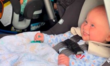 Vídeo: Mãe viraliza com truque infalível para o bebê não chorar no carro. Foto e vídeo: Tiktok @pumpedupmama1