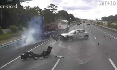 Direção perigosa causa acidente com colisão grave entre Mazda e Subaru em rodovia da Austrália