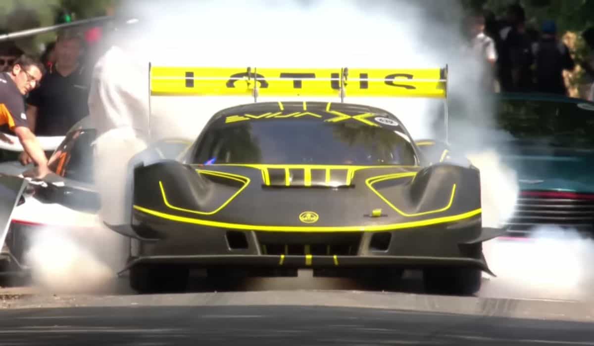 Lotus Evija X crashes at the start in Goodwood after a record at Nürburgring