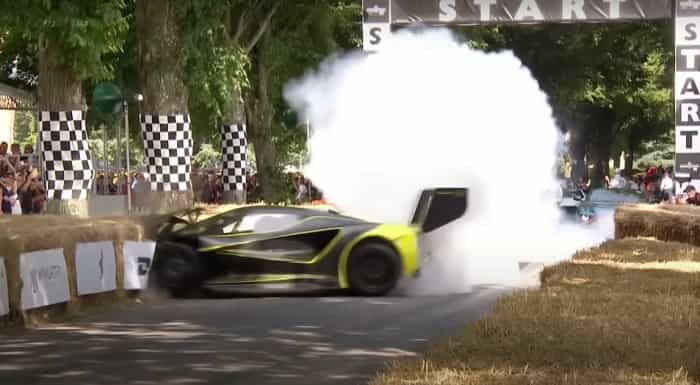 Lotus Evija X bat contre collision au départ à Goodwood après un record au Nürburgring (YouTube / @LittleTomyy)