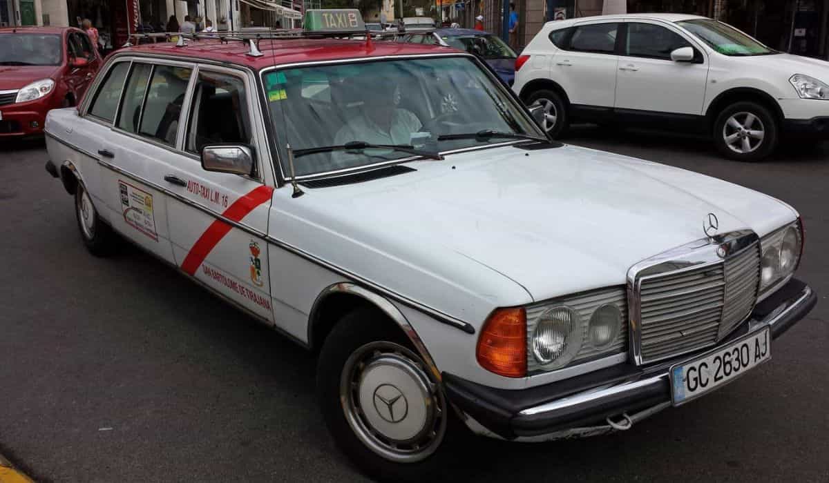 Mercedes-Benz 240D, der fungerer som taxa, når en milepæl på 7 millioner kilometer (Facebook / Driving is my Escape)