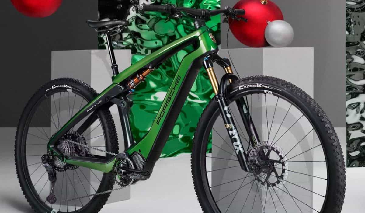 In partnership with Rotwild, Porsche has launched an electric mountain bike. Photo: Reproduction Instagram @porschedesign