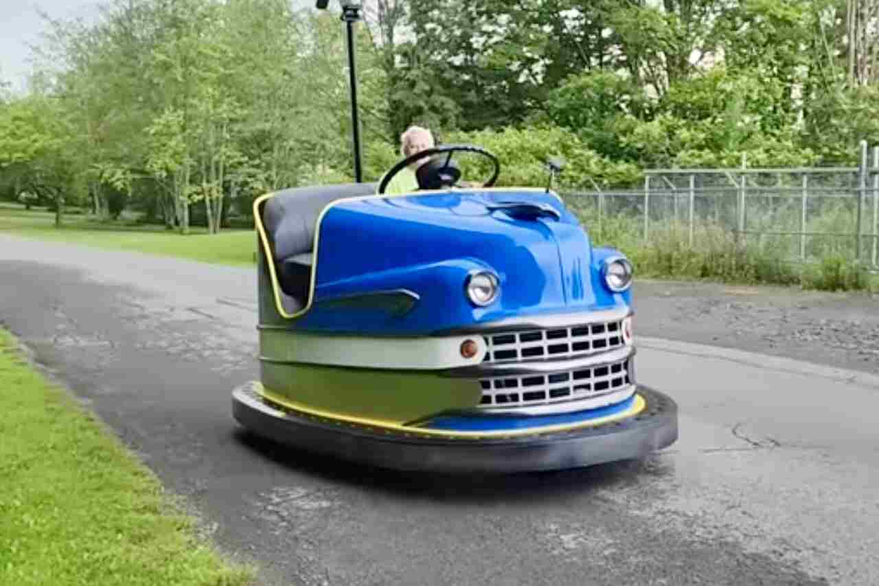 Videó: Nyugdíjas férfi motorizált dodgem-autót készít