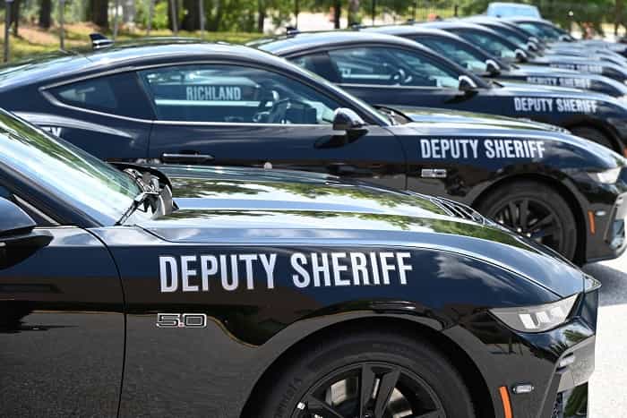 Lo sceriffo innova la flotta acquistando 17 nuove Ford Mustang GT nella Carolina del Sud (Richland County Sheriff's Department / Facebook)