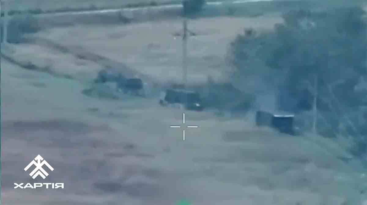 Video zeigt Zerstörung einer russischen Panzerkolonne in der Region Charkiw. Bilder: Telegram @khartiia