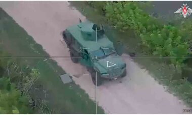 Vídeo mostra a destruição de blindado italiano em uso pelas Forças Armadas da Ucrânia na região de Kursk. Imagens: Ministério da Defesa da Rússia @mod_russia_en