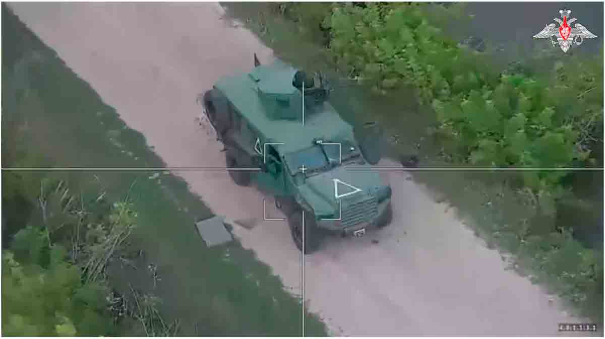 Video visar förstörelsen av ett italienskt pansarfordon som användes av Ukrainas väpnade styrkor i Kursk-regionen. Bilder: Ryska försvarsministeriet @mod_russia_en