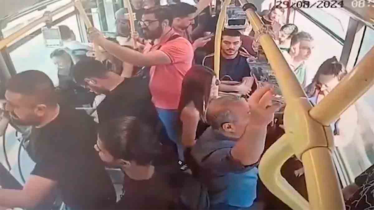 Vídeo mostra a colisão de 2 ônibus em Istambul que deixou 1 morto e 53 feridos. Foto e vídeo: X @azize_saliha