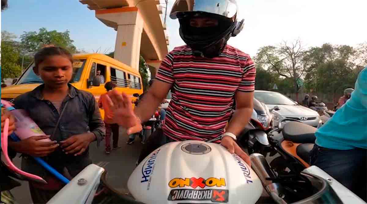 Pengendara Motor India Menjadi Viral di Media Sosial dengan Adegan yang Tidak Biasa. gambar: Instagram @cursed_hacker