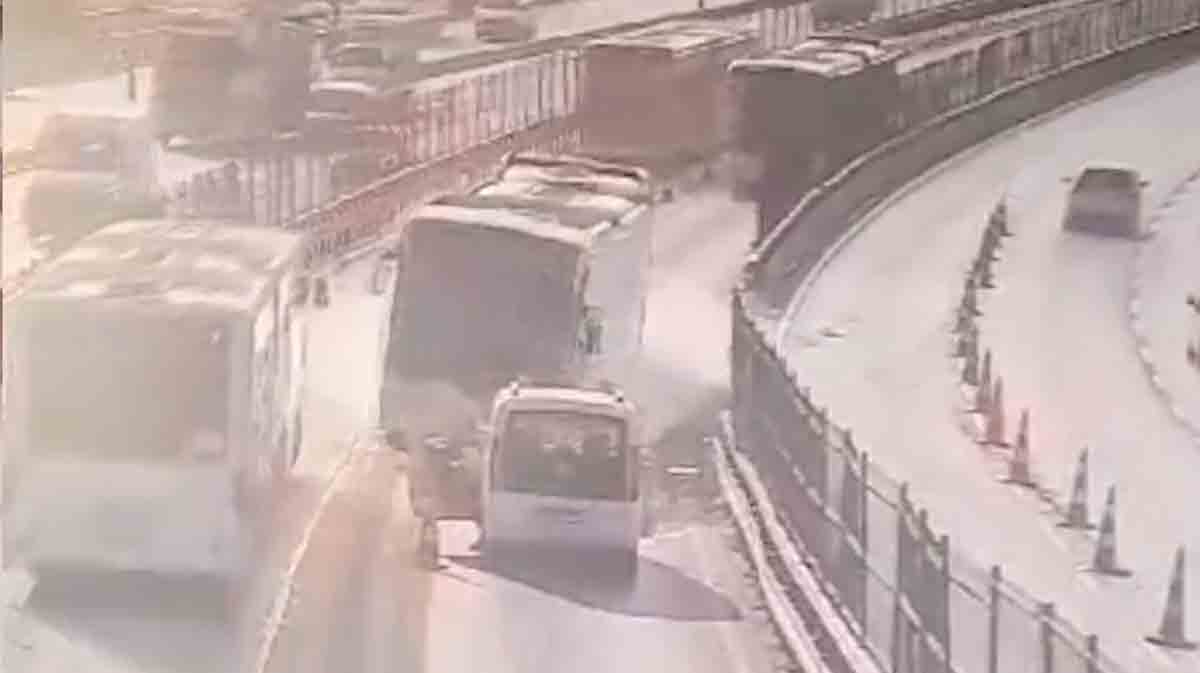 Vídeo mostra a colisão de 2 ônibus em Istambul que deixou 1 morto e 53 feridos. Foto e vídeo: X @azize_saliha