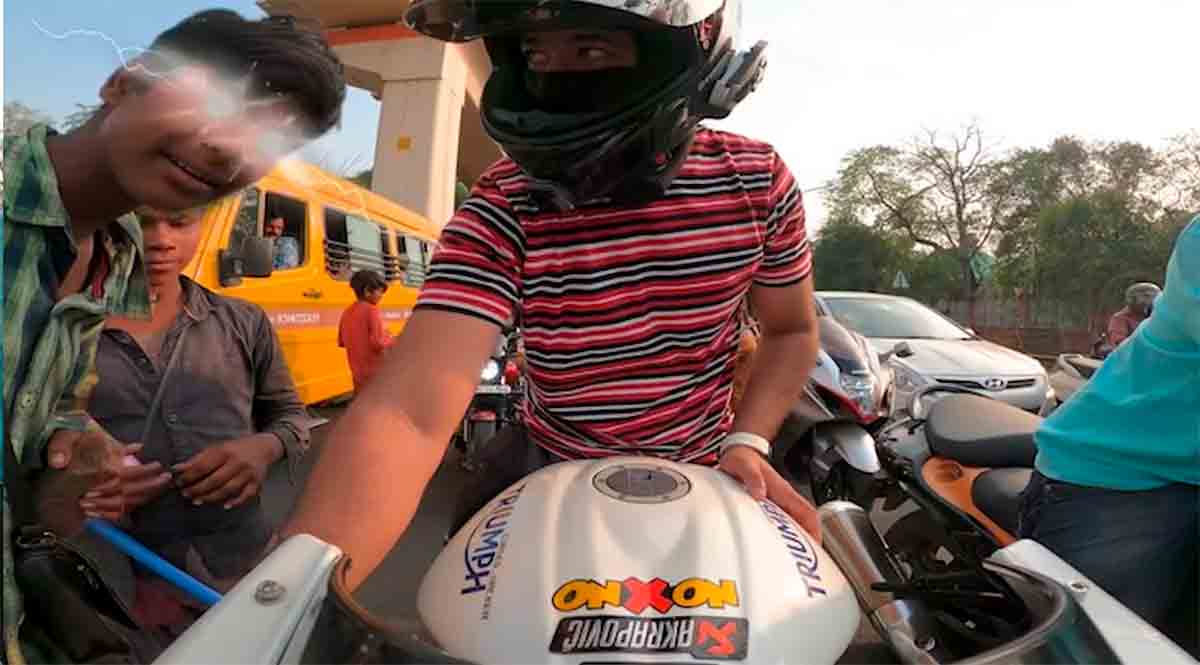 Motociclista indiano viraliza nas redes sociais com cena inusitada. imagens: Instagram @cursed_hacker