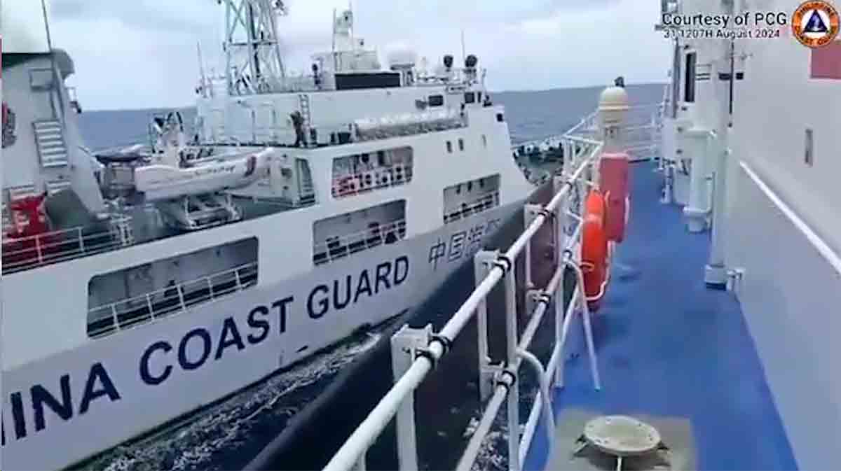 Video muestra cómo un barco de la Guardia Costera China choca tres veces con un barco filipino. Foto y video: X @jaytaryela