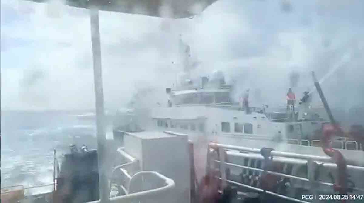 Ketegangan meningkat di Laut China Selatan dengan tabrakan antara kapal China dan Filipina. Foto dan video: Twitter @jaytaryela