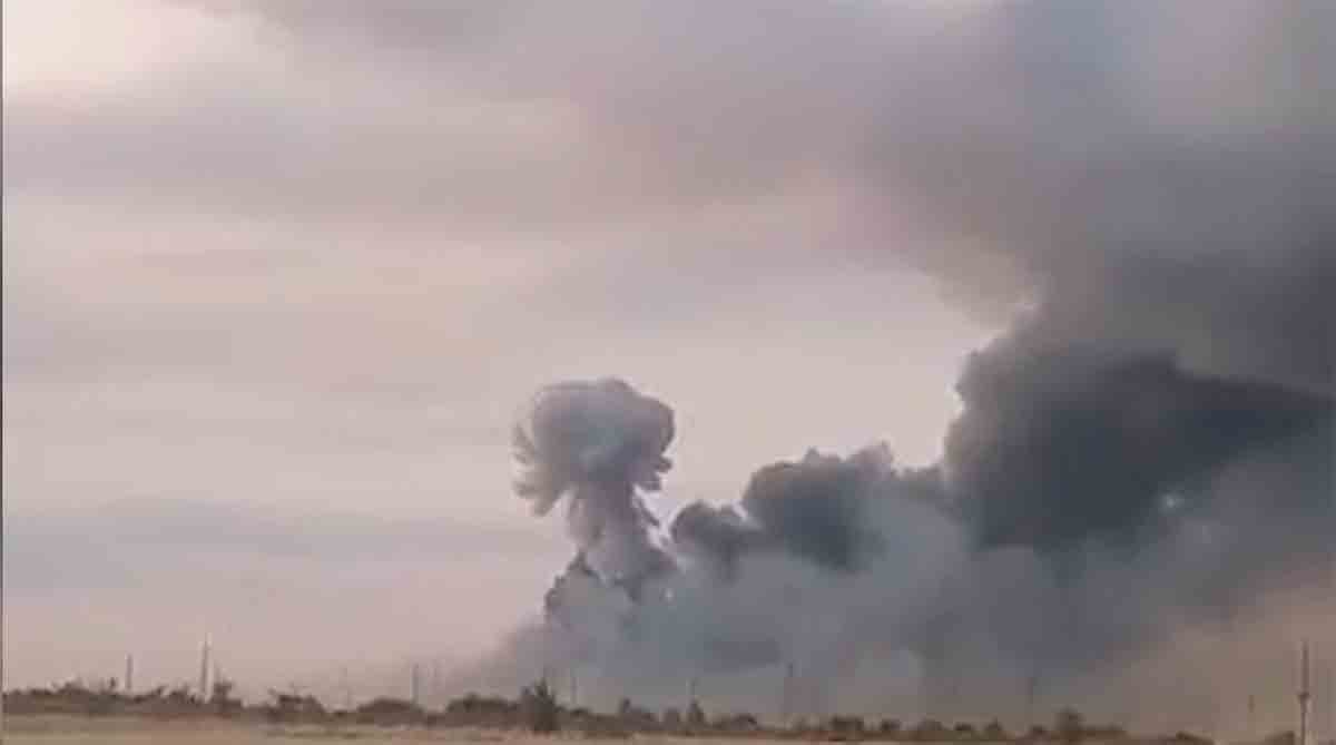 Explosionen und starker Rauch auf dem russischen Flugplatz Marynivka nach UAV-Drohnenangriff. Foto und Video: Twitter @IAPonomarenko