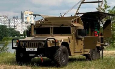 O escritório de design ucraniano LOCKER desenvolveu uma oficina móvel baseada no veículo HMMWV. Foto: Instagram @locker.auto