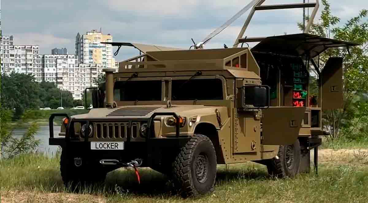 Det ukrainske designstudie LOCKER har udviklet et mobilt værksted baseret på HMMWV-køretøjet. Foto: Instagram @locker.auto