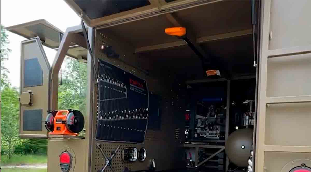 Das ukrainische Designstudio LOCKER hat eine mobile Werkstatt basierend auf dem HMMWV-Fahrzeug entwickelt. Foto: Instagram @locker.auto