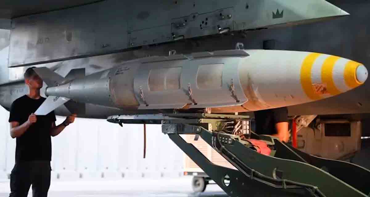 Video shows Israeli fighter jets being prepared with 2,000-pound Mark-84 bombs. Images: Reproduction X @sentdefender