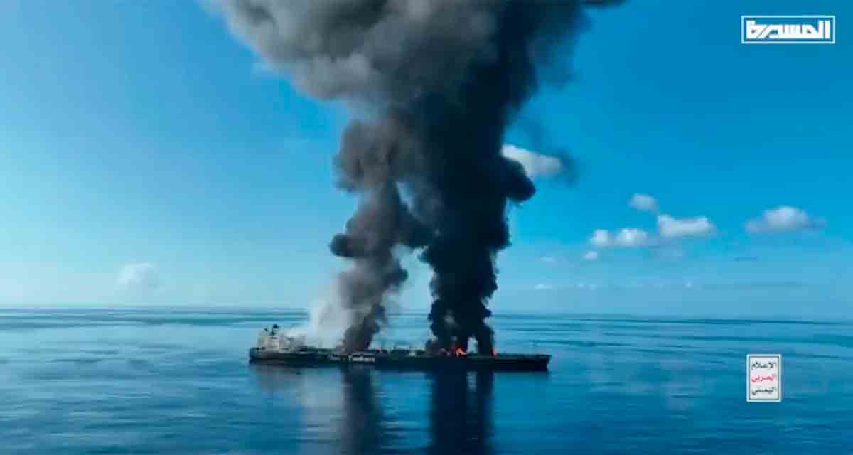 Houthis detonam explosivos em petroleiro grego causando sérios danos à estrutura do navio