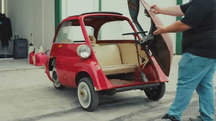 YouTuber creates a unique and unusual vehicle by combining a Yamaha R6 with a BMW Isetta (YouTube / @WestenChamplin)