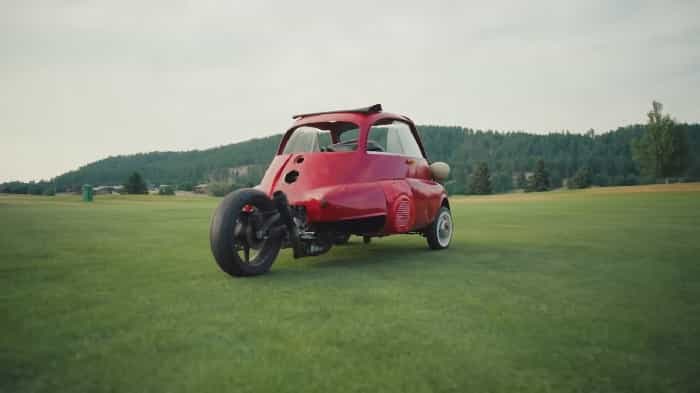 YouTuber erstellt ein einzigartiges und ungewöhnliches Fahrzeug, indem er eine Yamaha R6 mit einem BMW Isetta kombiniert (YouTube / @WestenChamplin)